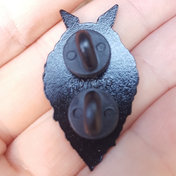 Totoroni Pizza 1.5" Enamel Pin - Picture 2 of 3